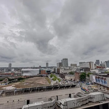 Modern 2Br Apartment City Centre Free Secure Parking Stunning Views-3