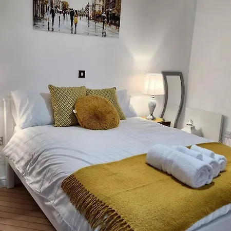 Stylish 2 Bed/Bath Apartment-2