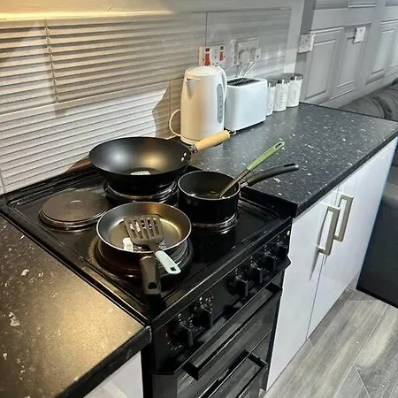 1 Bedroom Apartment, Free Parking, Not Shared! - Birmingham-2