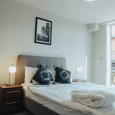 Stunning 2-Bed Apartment In Birmingham City Center-3