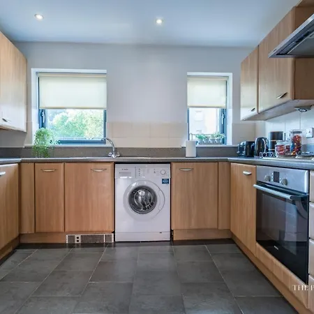 Luxury Birmingham Townhouse: City Centre Balcony & Free Parking-3