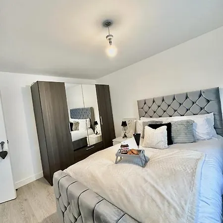 Modern And Spacious Flat-3