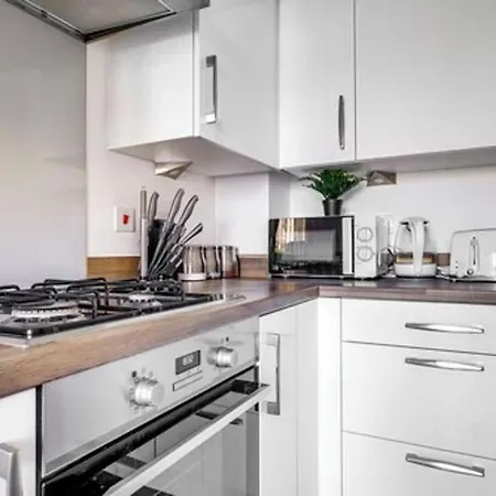 Birmingham Family Home: Spacious 3BR with Garden and Pet-Friendly-3