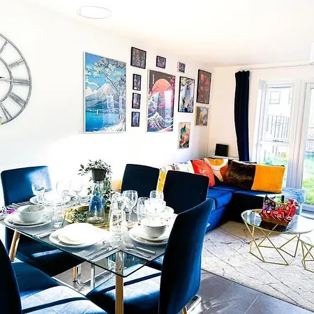 Birmingham Family Home: Spacious 3BR with Garden and Pet-Friendly-2