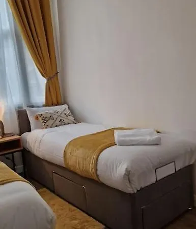 Cosy 2 Bedroom Apartment-3