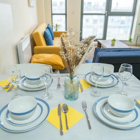 Stay In Our Stylish Flat! & Secure Building & Sleeps Up To 4-2