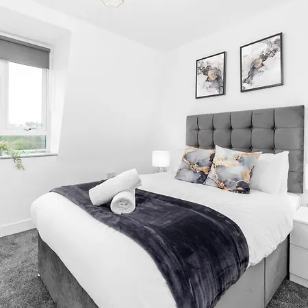 Stylish 2 Bedroom Apartment - Balcony - Secure Parking - Top Rated - 5Mc-3