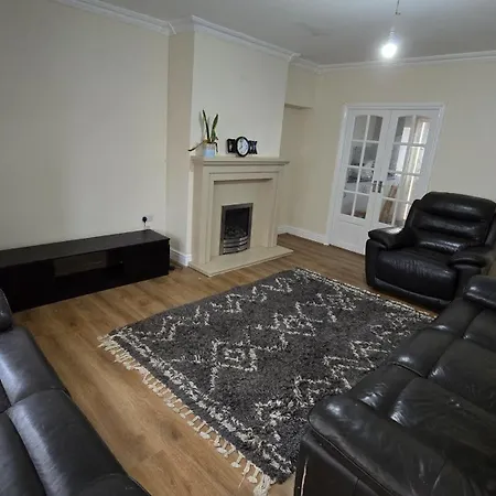 Entire Three Bedroom House In Birmingham-2