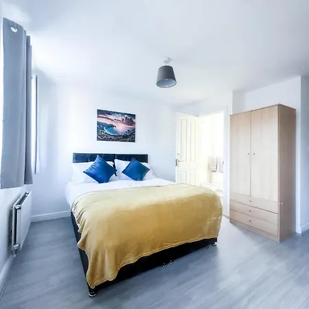 Spacious 6 Bedroom House Near City Centre-3