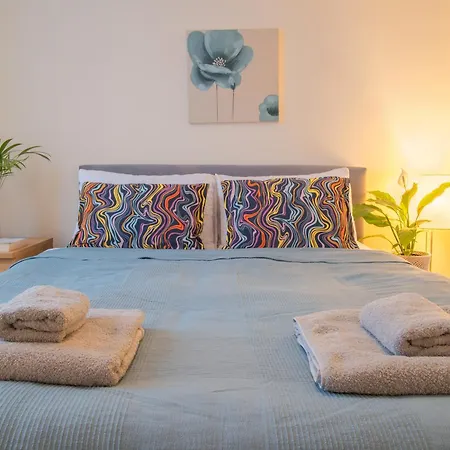 Stay In Our Stylish Flat! & Secure Building & Sleeps Up To 4-3