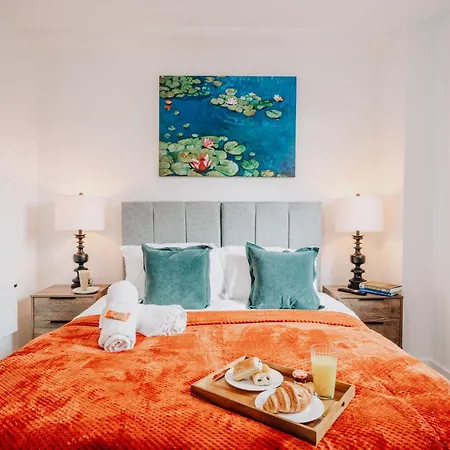 Canal-View Stunning City Living, Fast Wifi, Contractors, Family-2