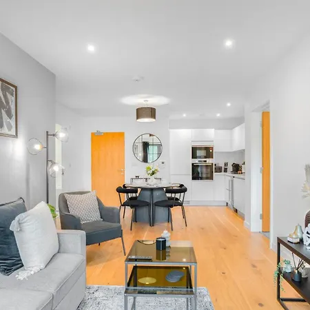 Axium Escape- 2 Bed Apartment, Birmingham City Centre-3
