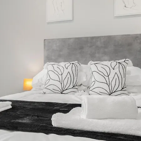 Axium Escape- 2 Bed Apartment, Birmingham City Centre-2