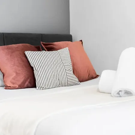 Stylish Two Bedroom Apartment - City Centre - Juliet Balcony - Secure Parking 33S-2