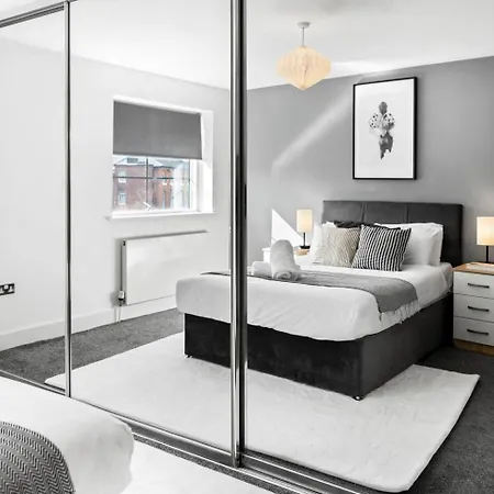 Stylish Two Bedroom Apartment - City Centre - Juliet Balcony - Secure Parking 33S-3
