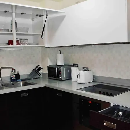 Central Spacious 1 Bed Luxury Ap-3