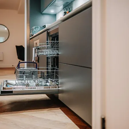 Stunning Industrial Style Gem, City Centre, Balcony Canal View, Fast Wifi, Contractors, Families-3