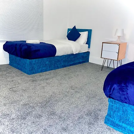 Central 4 Bedroom House In The Heart Of Birmingham City With Free Parking, And Sleeps Up To 8!-3