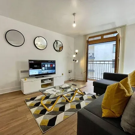 Comfy & Stylish Stay At Birmingham!-3