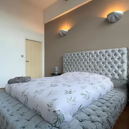 Elegance 1 Bedroom Retreat In City Centre-2