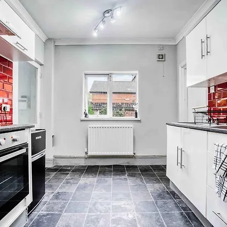 Spacious 3-Bed With Free Parking-3