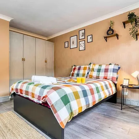 Spacious 3-Bed With Free Parking-2