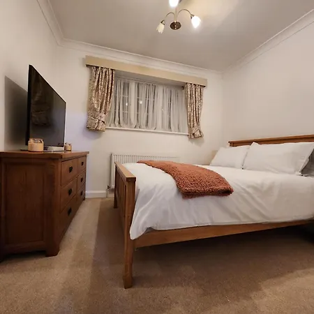 Elmdon House With 4 Spacious Bedrooms To Choose-3