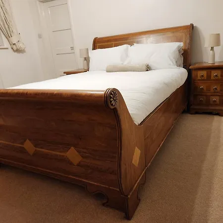 Elmdon House With 4 Spacious Bedrooms To Choose-2
