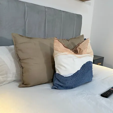 Charming Studio Apartment With Netflix-3