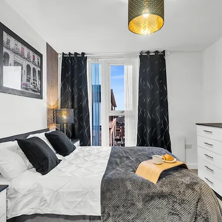 Birmingham City Centre Luxury Apartment-2