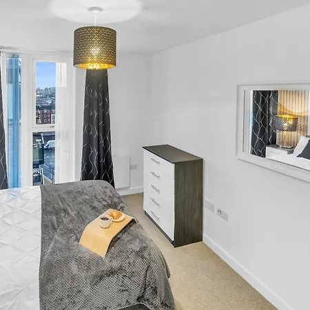 Birmingham City Centre Luxury Apartment-3