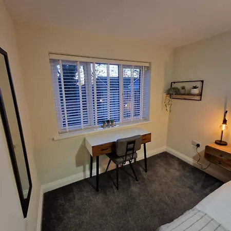 Stylish 2 Bedroom Apartment Sleeps 4 Contractors And Corporates Welcome-2