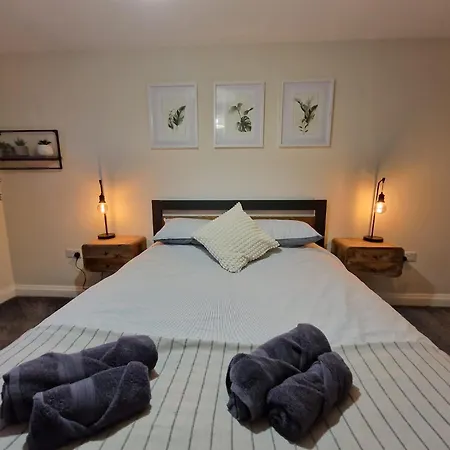 Stylish 2 Bedroom Apartment Sleeps 4 Contractors And Corporates Welcome-3