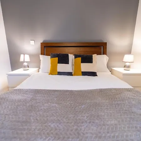 Superb 1 Bedroom Serviced Apartment In City Centre-2