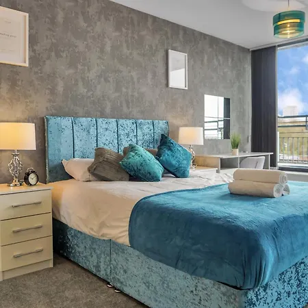 Penthouse - Amazing City Skyline Views - Free Parking - Balcony - Utilita Arena - New St Station - Bullring Shopping-2