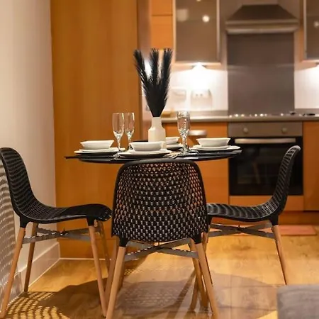 Tq Luxurious 2 Bed Flat-3
