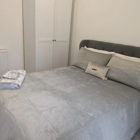 Contemporary Double Ensuite Room-3