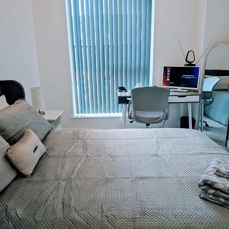 Contemporary Double Ensuite Room-2