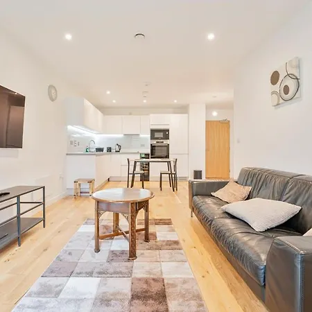 Smart 1 Bedroom Apartment In Central Birmingham-2