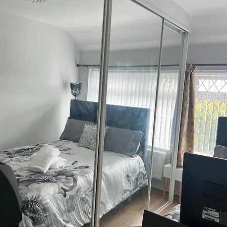Double Room- 1 Person -In Great Barr Near M5 - M6 - Parking - Tv Bed-Garden-2