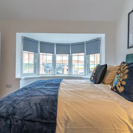 Luxury 4 Bed House Near Birmingham Sleeps 10 Free Parking Fast Wifi-3