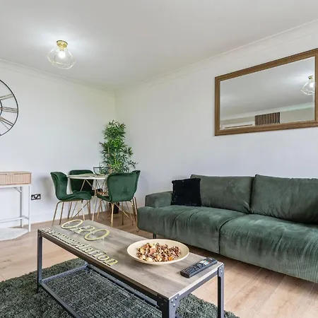 Central Birmingham 2 Bed With Balcony And City Views-3