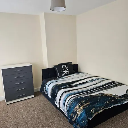 Linday'S Flat 2 Bedroom House-2