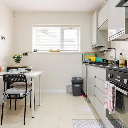 Quiet Private Homestay, Central Birmingham-2