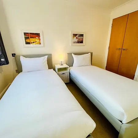 Exquisite City Centre Apartment - 2 Bed 2 Bath - Free Parking - Netflix Amazon Disney Enabled Smart Tv-2