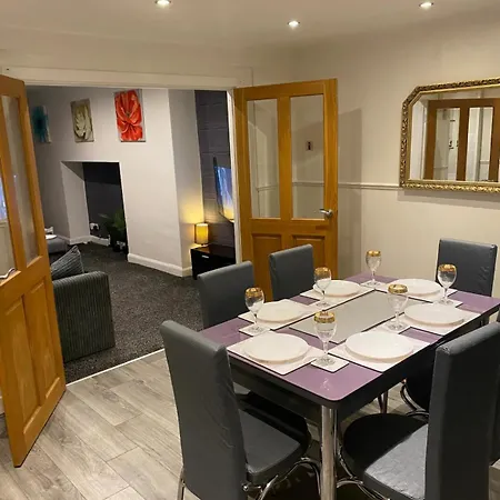 Cosy 3 Bedroom House, Sleeps 7 People In Birmingham-3