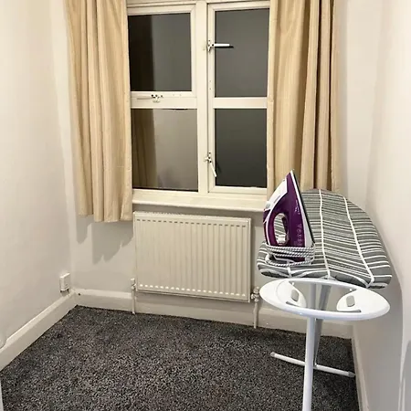 Cosy 3 Bedroom House, Sleeps 7 People In Birmingham-2