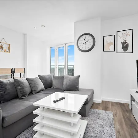 2 Bedroom Apartment With Balcony - Free Parking-2