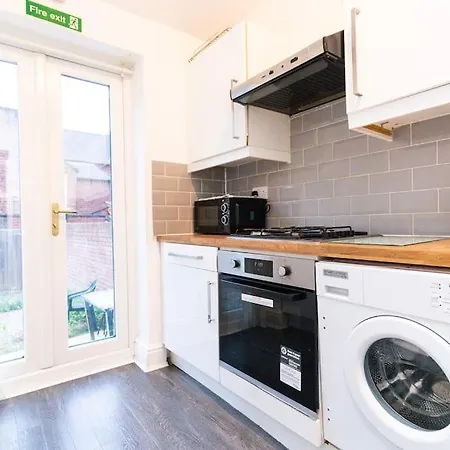 2-Bed Luxury With Free Parking-2