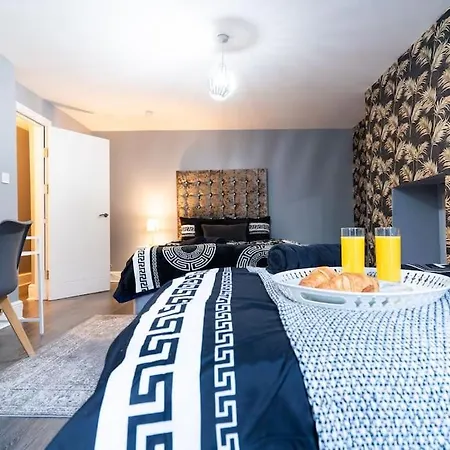 2-Bed Luxury With Free Parking-3
